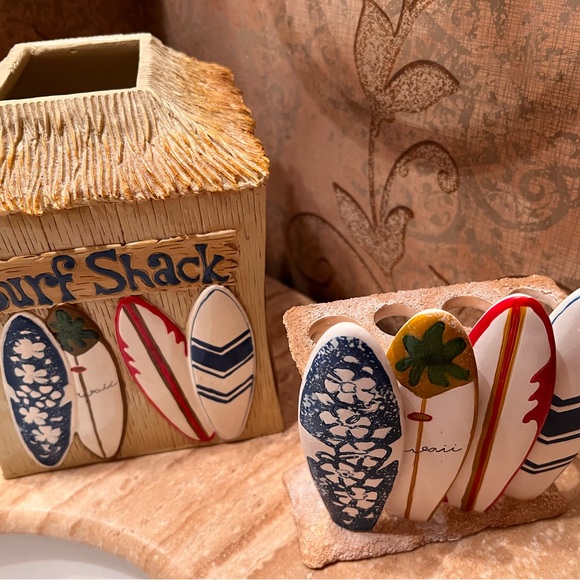 Dean Miller Bathroom, decor, beach scene, tissue and toothbrush set. - Picture 4 of 5